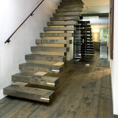 Hakwood custom stair tread made of European Oak in Bespoke color