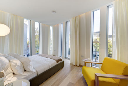 002 DESTIN - Kensington Church Street - London UK